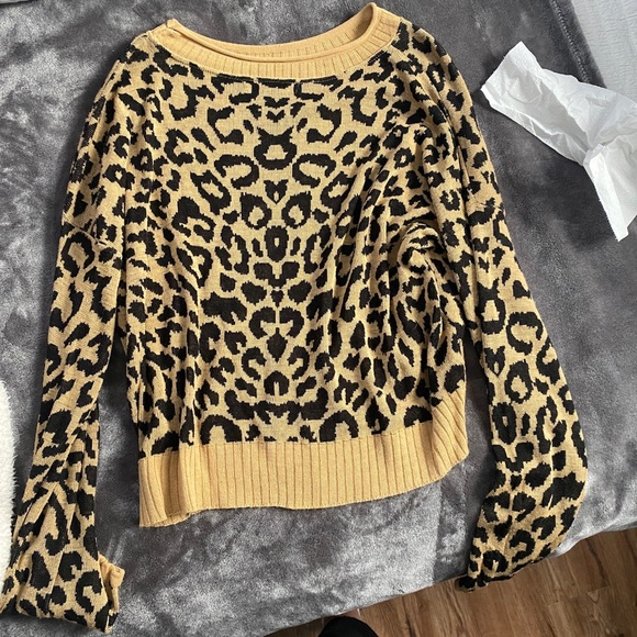 Apt. 9 Tops - Cheetah print thin sweater/pullover